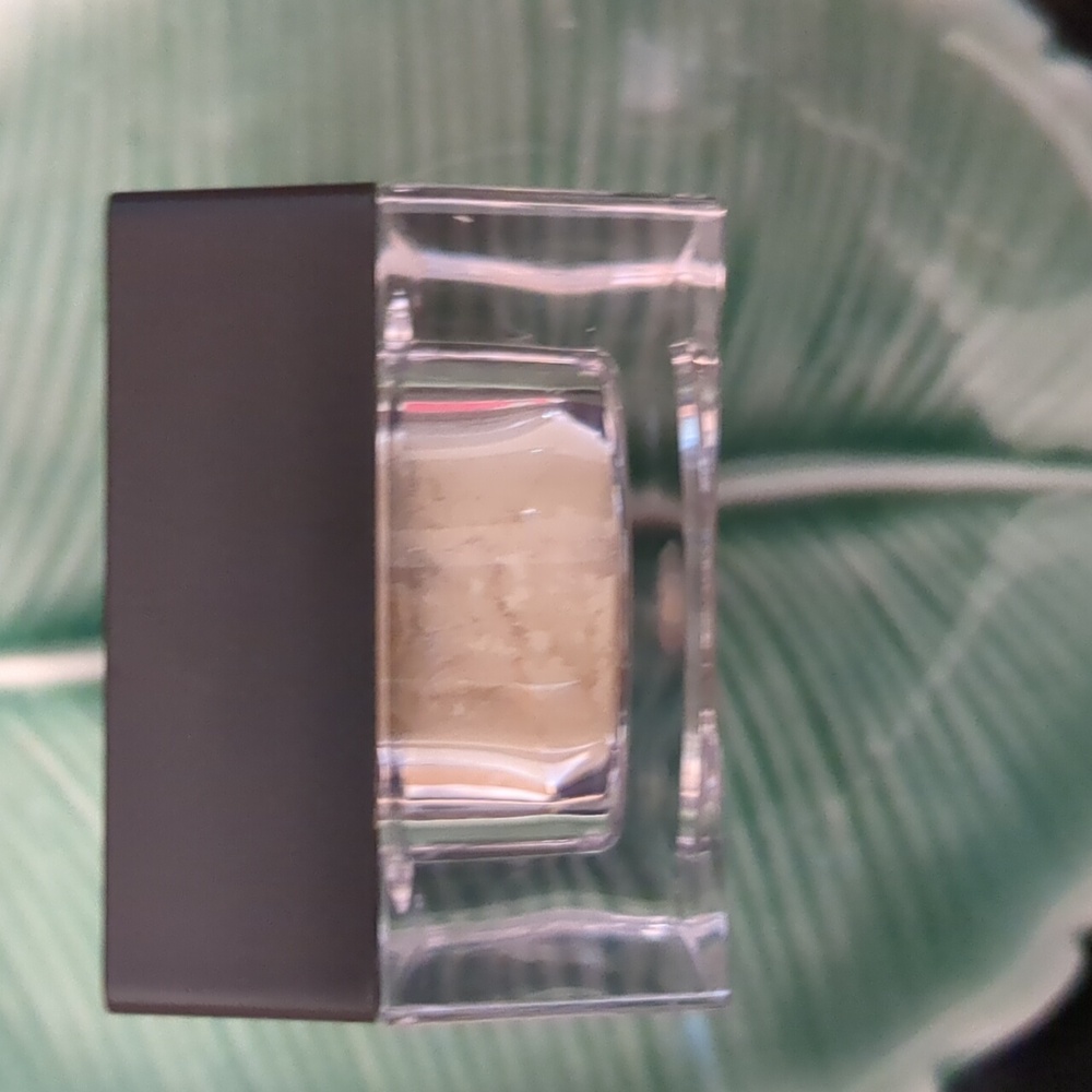 Loose Setting Powder - Picture 2 of 4